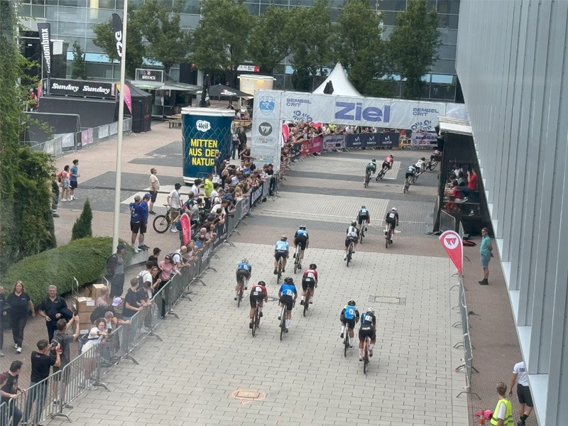 Above view of a criterium race taking place.